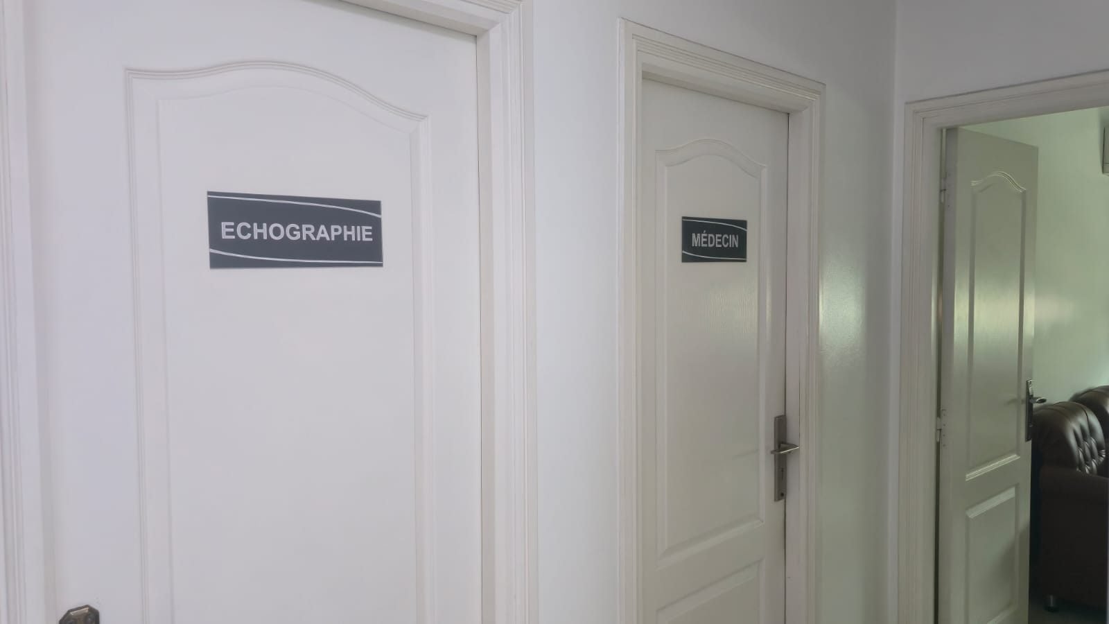Accès à la salle d'échographie du cabinet