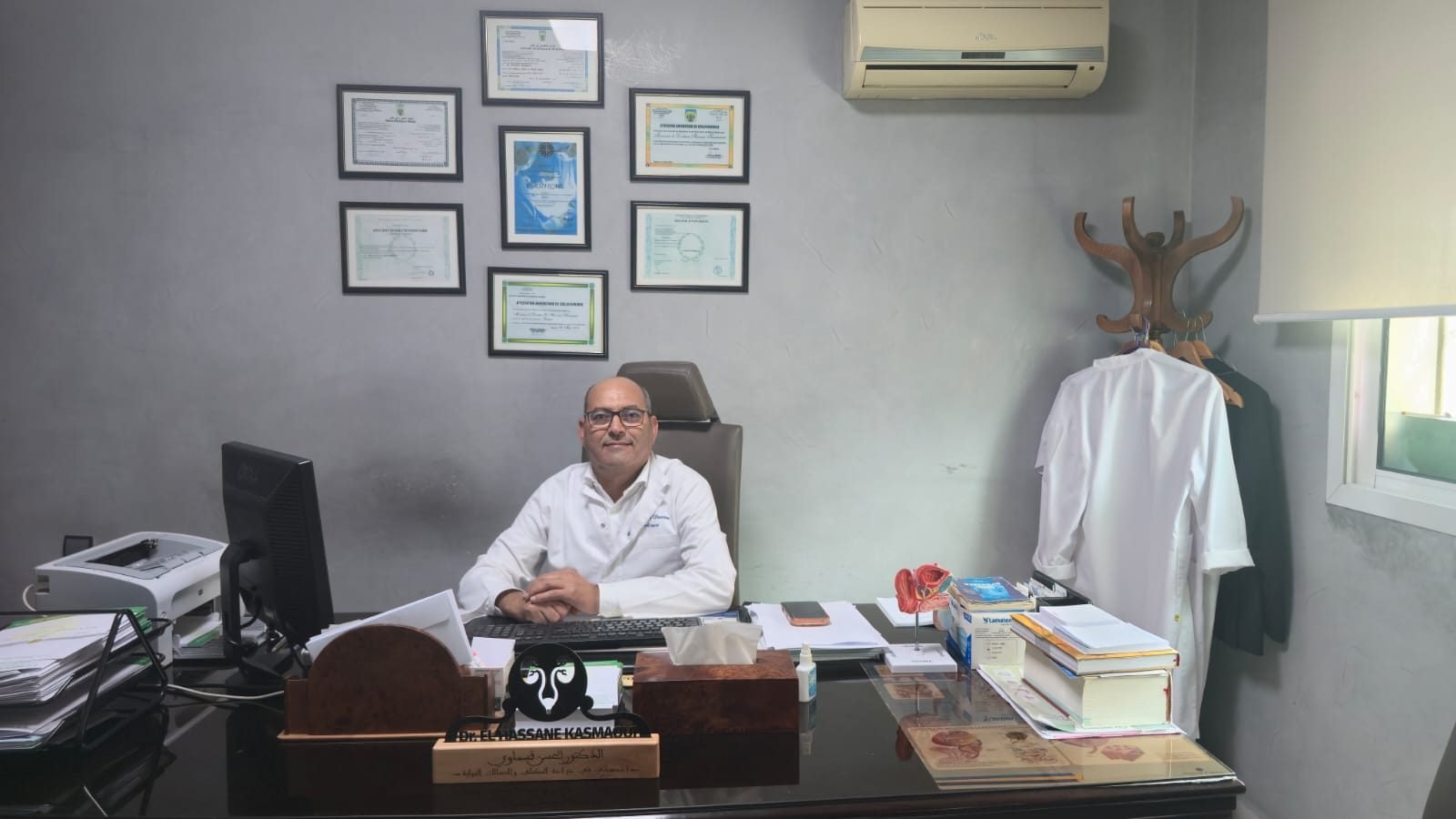 Le Dr El Hassane Kasmaoui dans son cabinet à Tanger